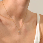 Colar com Pingente Cruz com Zircônia