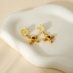 Brinco Cruz com Pedra Natural Banhado a Ouro 18K