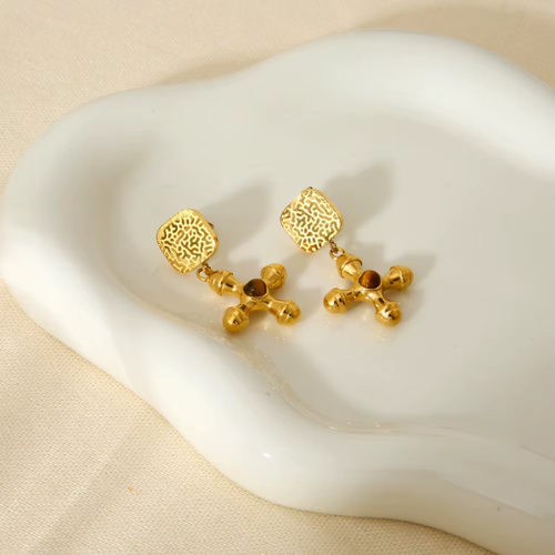 Brinco Cruz com Pedra Natural Banhado a Ouro 18K