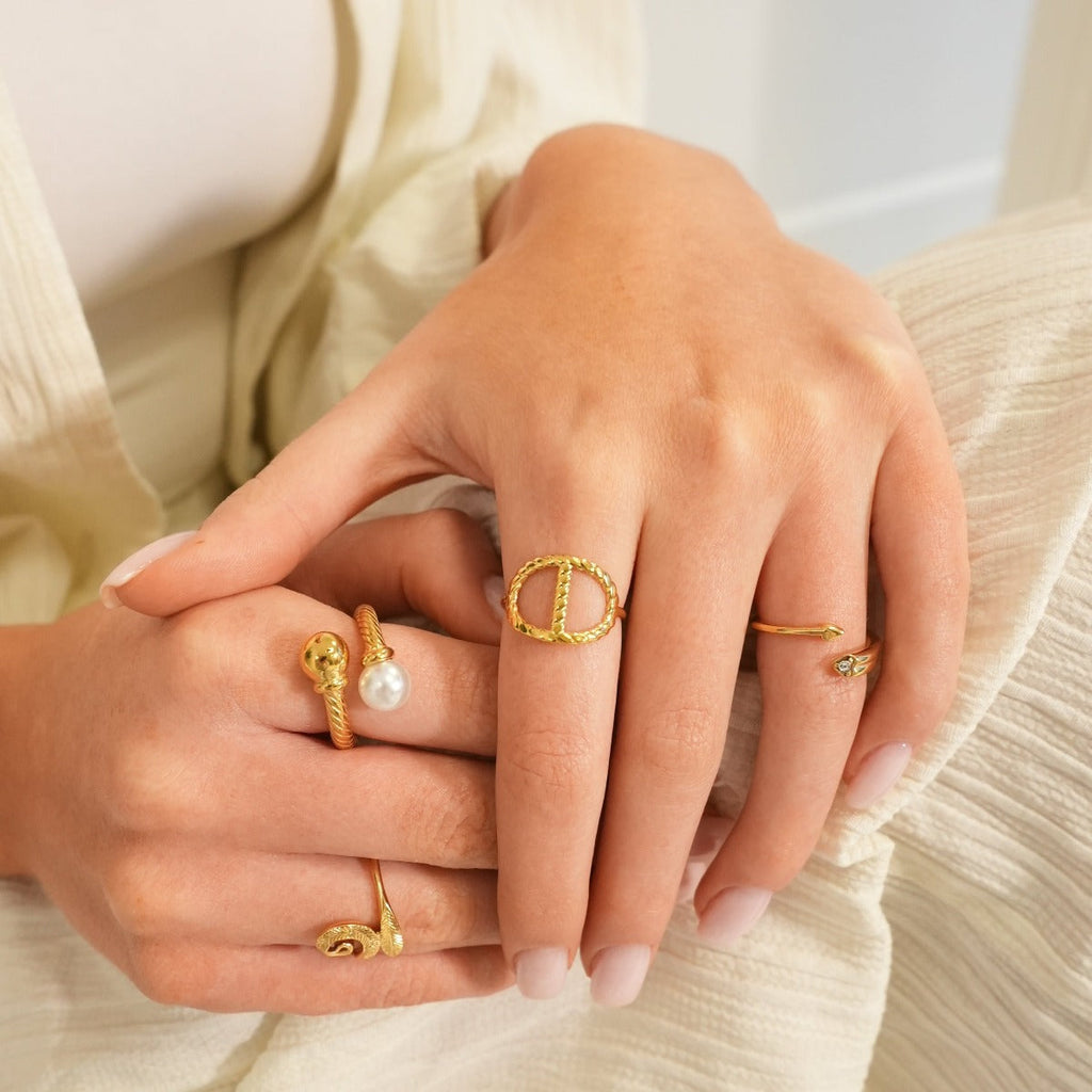 Anel Torcido com Pérola Banhado a Ouro 18K