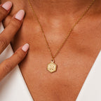 Colar Inicial Hexagonal Banhado a Ouro 18k