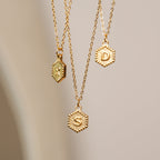 Colar Inicial Hexagonal Banhado a Ouro 18k