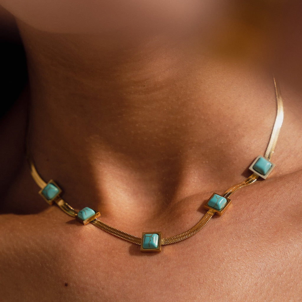 Colar com Pedras Naturais Banhado a Ouro 18K