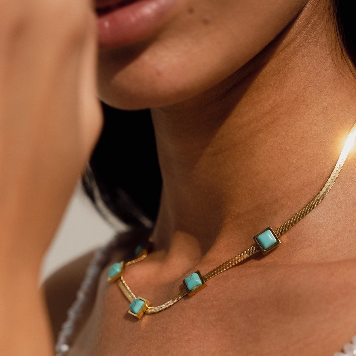 Colar com Pedras Naturais Banhado a Ouro 18K