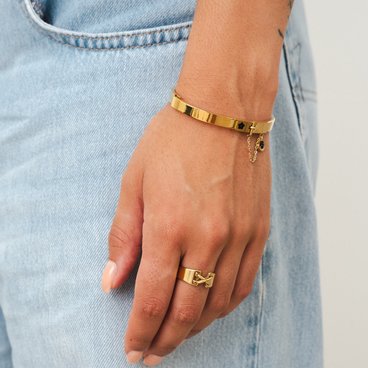 Bracelete Pingente com Flor Banhado a Ouro 18k