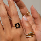Anel Trevo Preto Ajustável Banhado a Ouro 18K