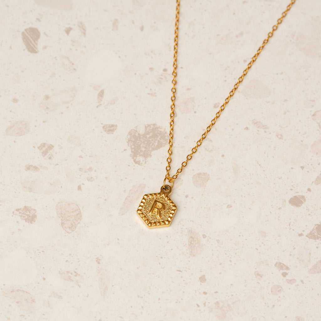 Colar Inicial Hexagonal Banhado a Ouro 18k