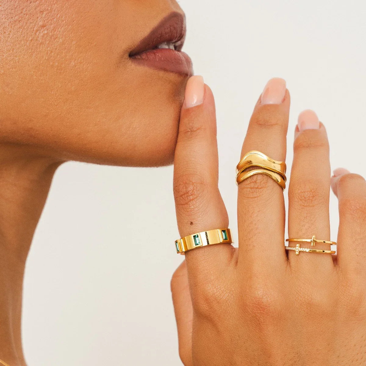 Anel com Zircônia Verde Banhado a Ouro 18K