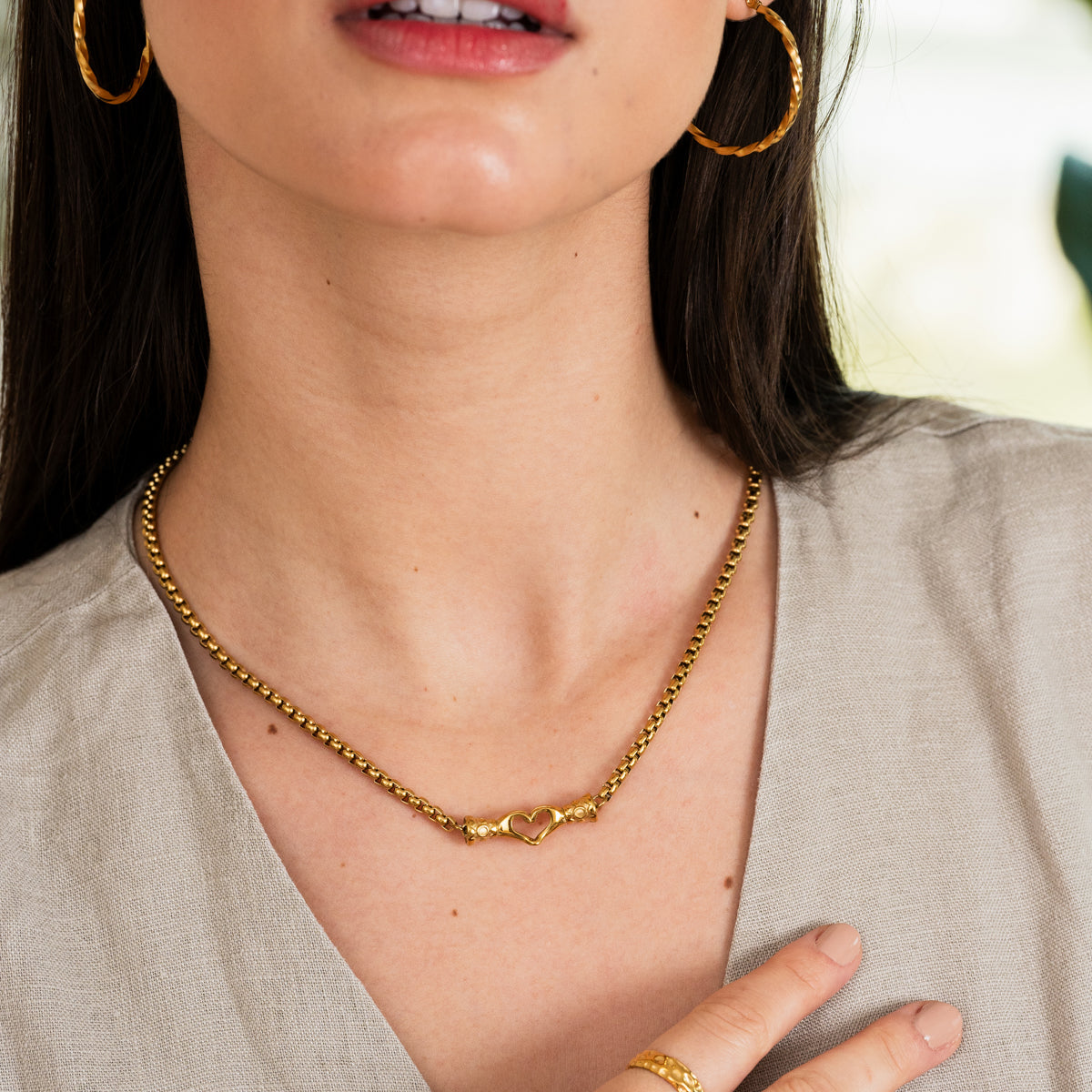 Colar Pingente Coração de Mãos Banhado a Ouro 18k