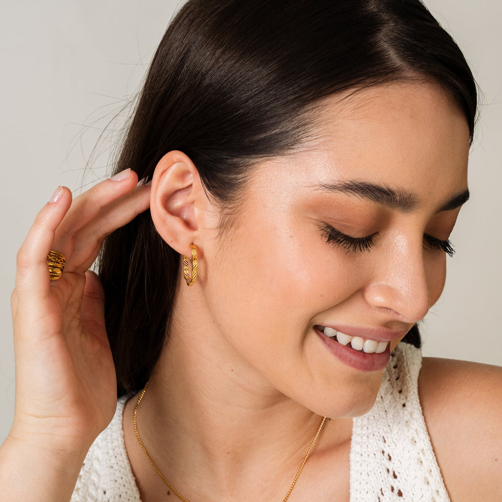 Brincos Asimétricos Texturizados Banhado a ouro 18K