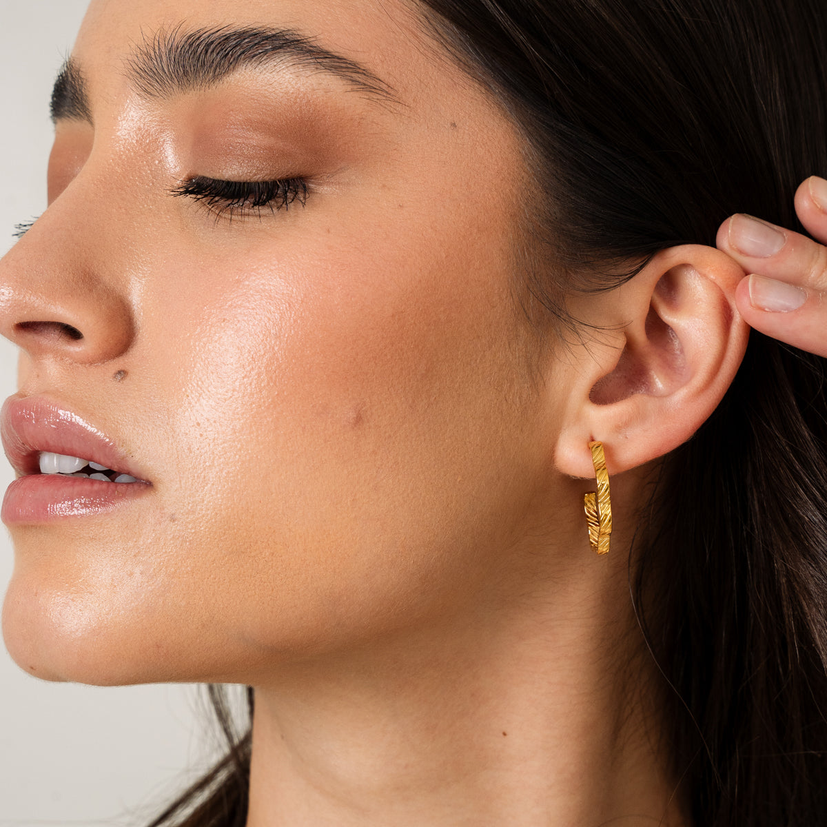 Brincos Asimétricos Texturizados Banhado a ouro 18K