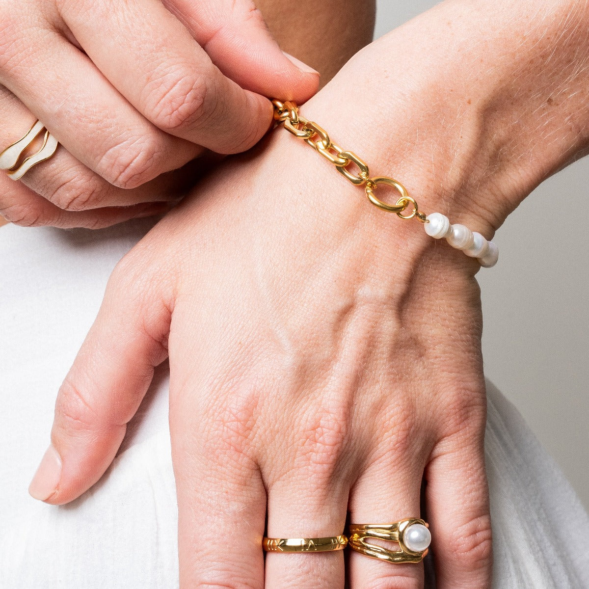 Pulseira Elos e Pérolas Naturais Banhado a Ouro 18K