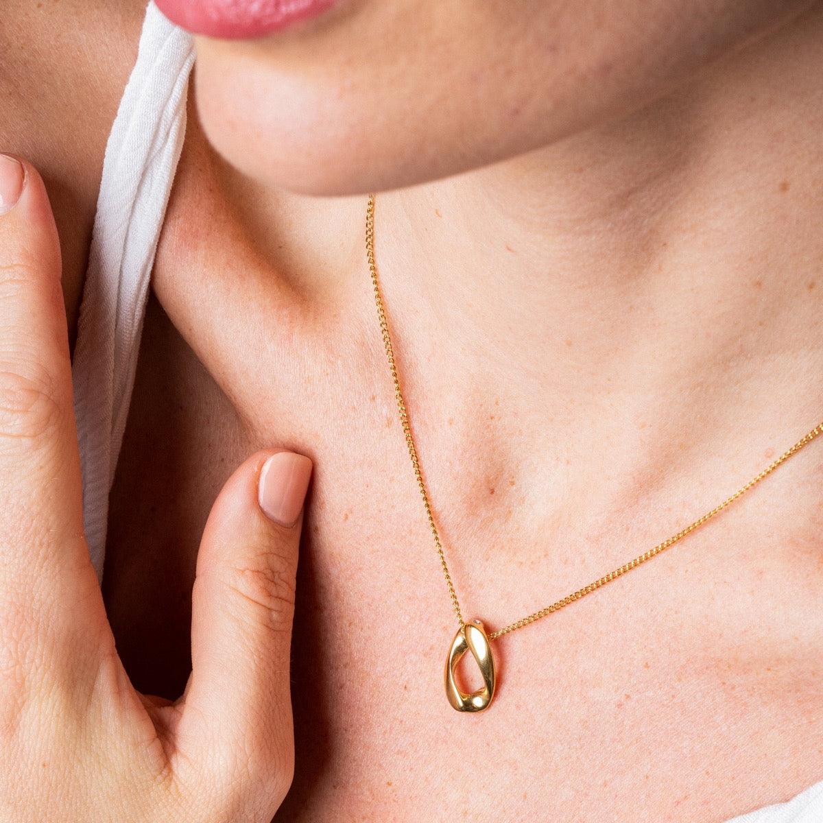 Colar com Pingente Irregular Banhado a Ouro 18K