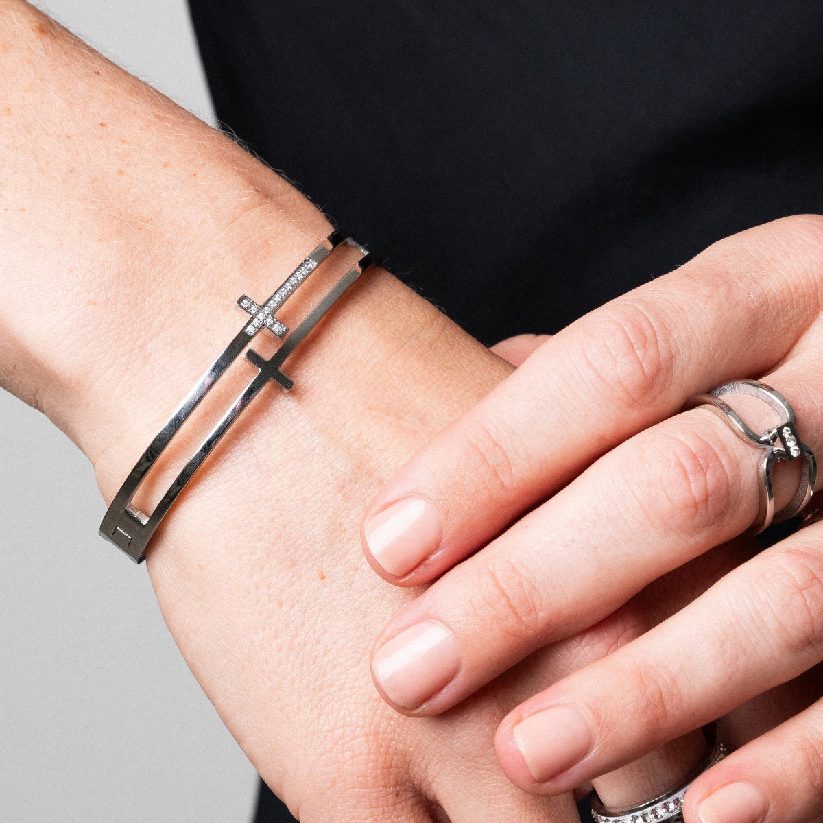 Bracelete Cruz Cravejado com Zircônia Prata