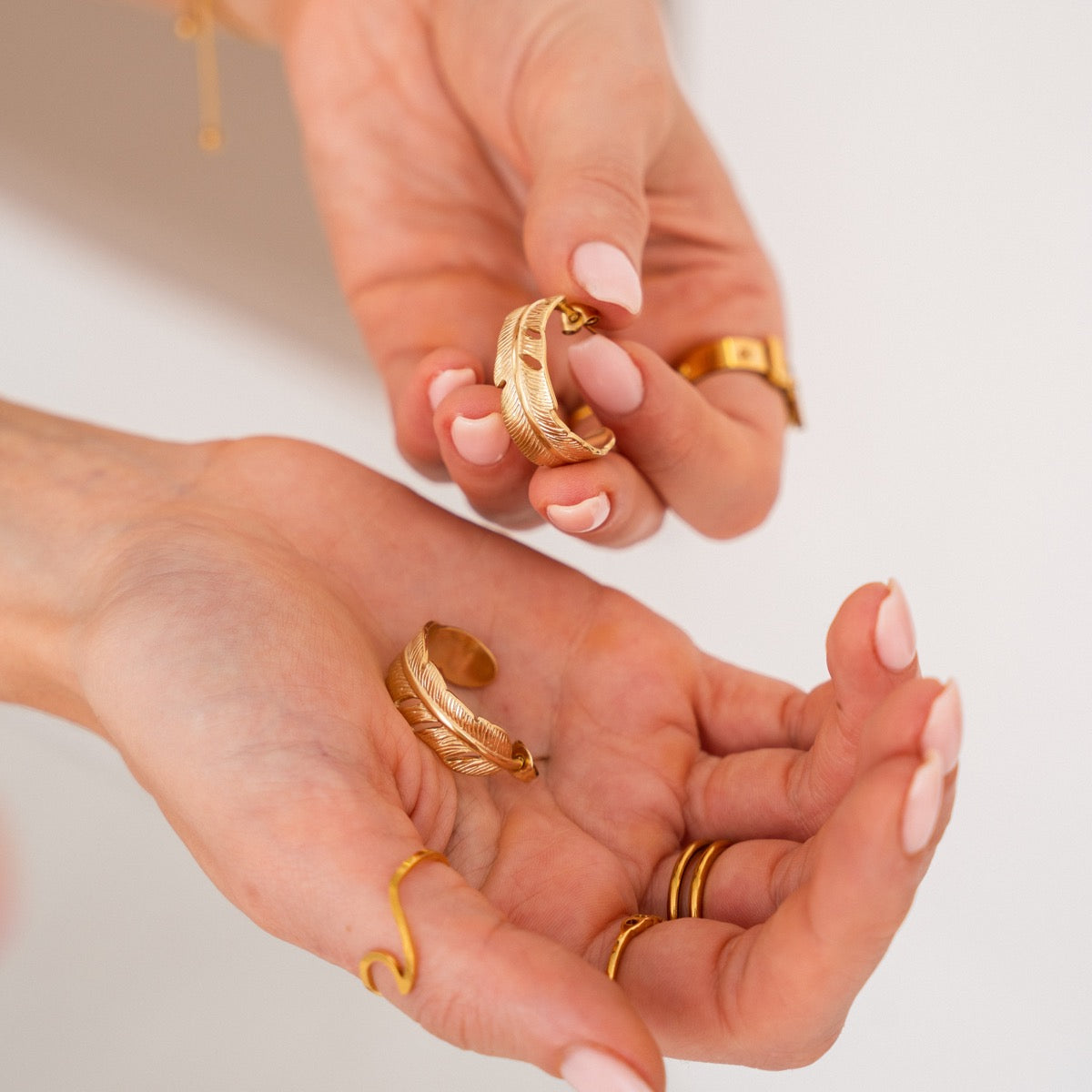 Brincos de Argola de Pena Banhado a ouro 18K
