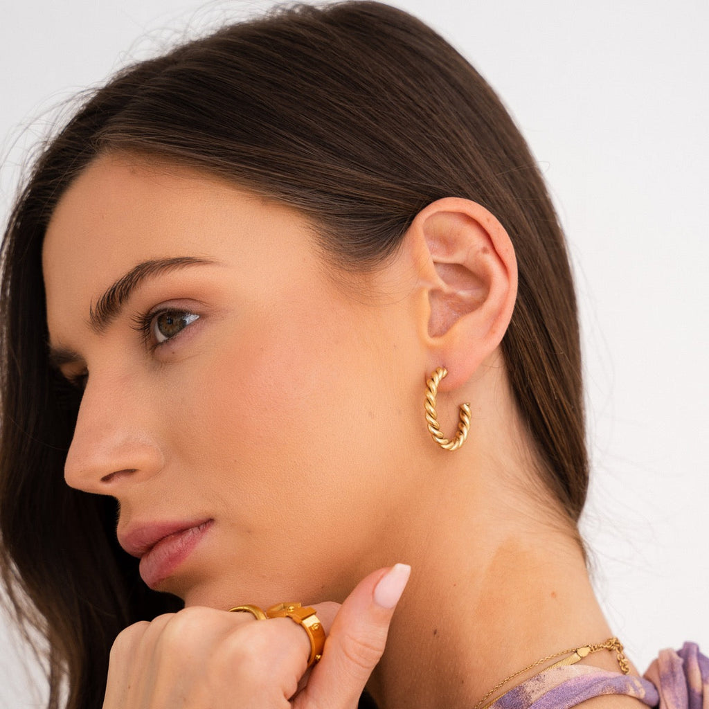 Brincos Meia Argola Torcido Banhado a Ouro 18k
