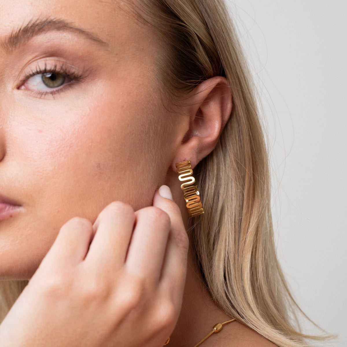Brincos de Argola Onda Banhado a Ouro 18K