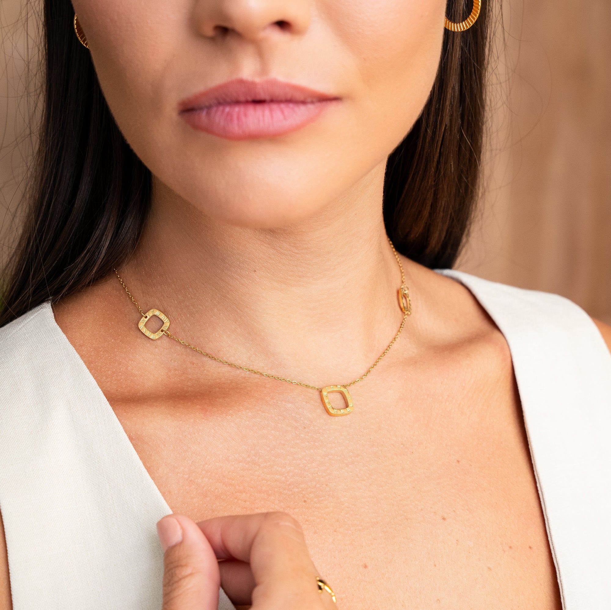 Colar com Pingentes Romanos Banhado a Ouro 18K