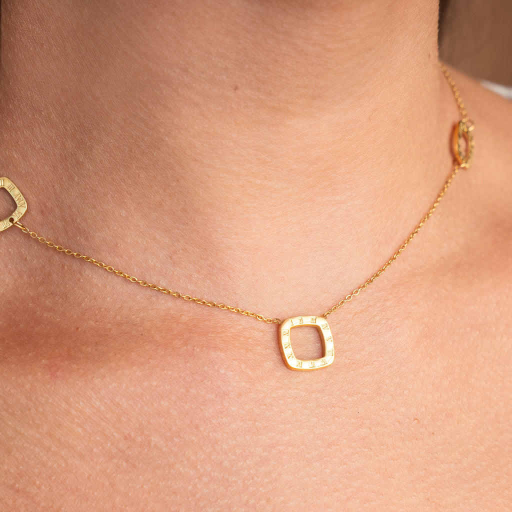 Colar com Pingentes Romanos Banhado a Ouro 18K