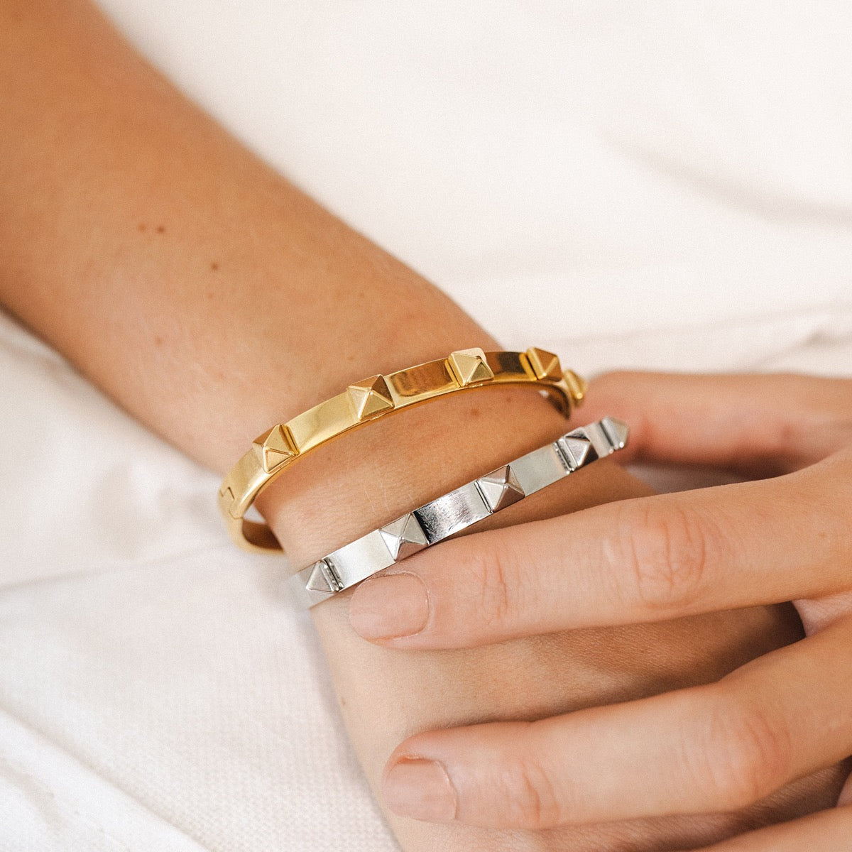 Bracelete com Pinos Banhado a Ouro 18K