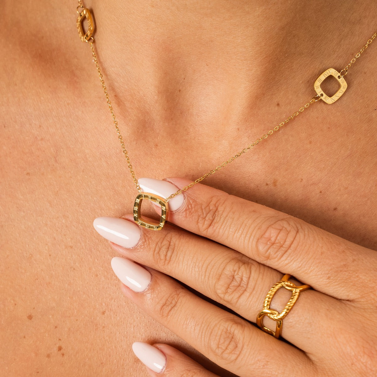Colar com Pingentes Romanos Banhado a Ouro 18K