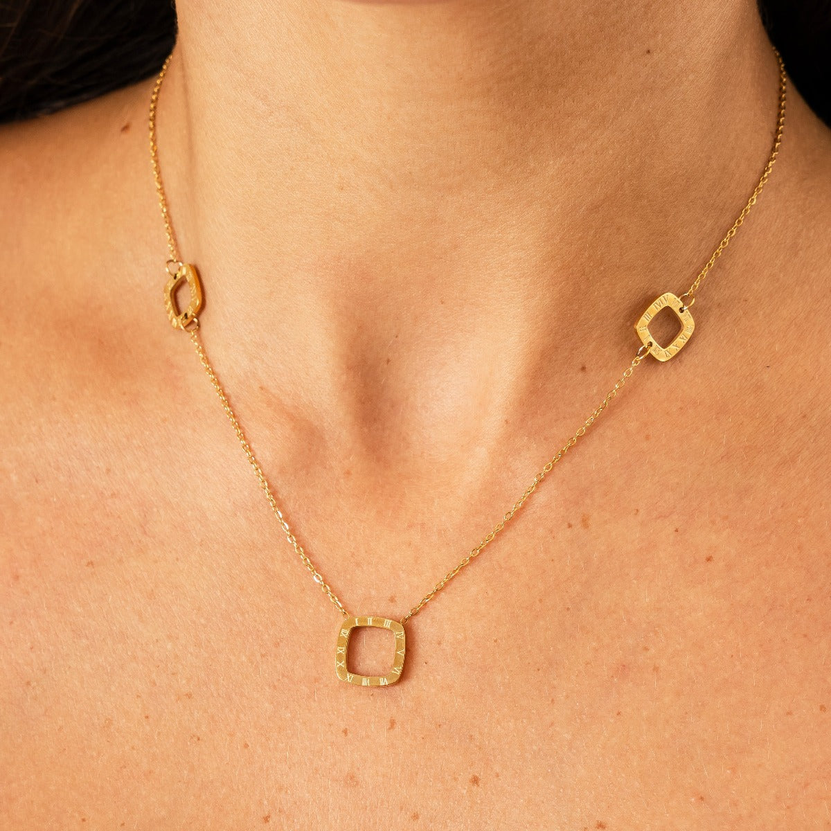 Colar com Pingentes Romanos Banhado a Ouro 18K