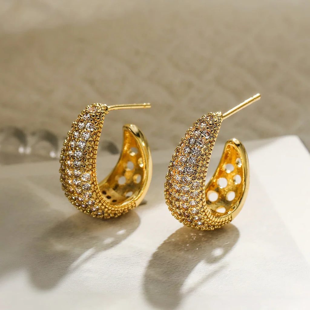 Brinco Meia Argola Cravejada com Zircônias