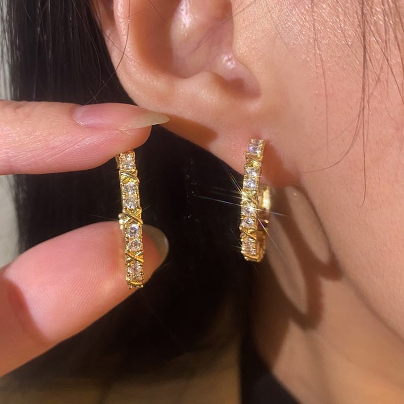 Brinco Argola Dourada Cravejada com Zircônia