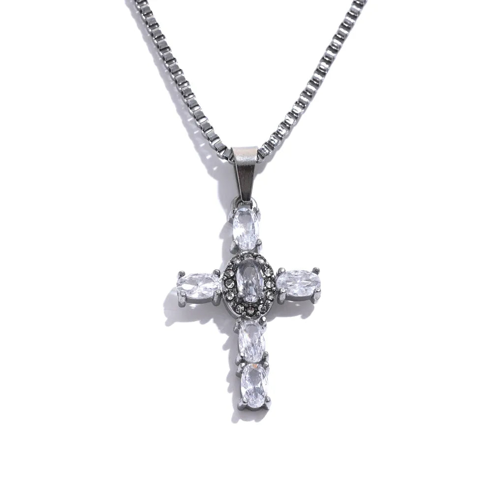 Colar com Pingente Cruz Cravejado com Cristais de Zircônia