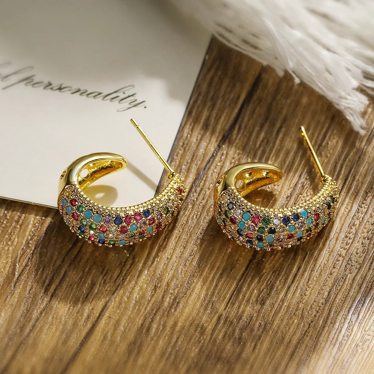 Brinco Meia Argola Cravejada com Zircônias